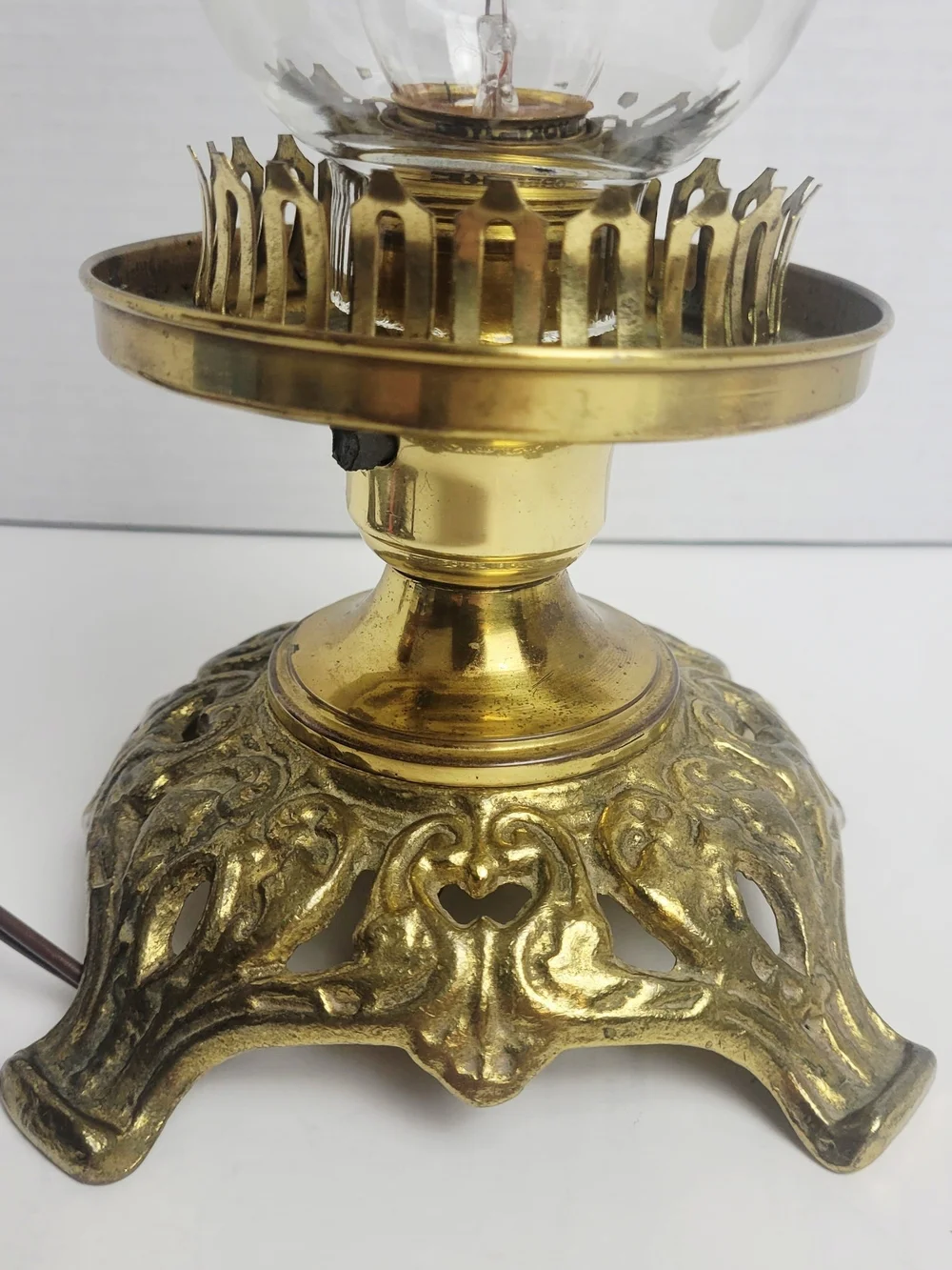 Vtg 70s~Electric Glass Hurricane Boudoir Lamp~FloralShade~Brass Base~Flame Bulb